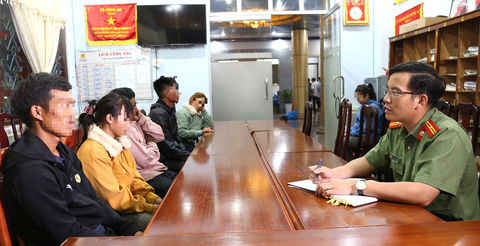 Giải cứu nhiều người dân tộc thiểu số bị lừa vượt biên làm việc nhẹ lương cao - Ảnh 1. Giải cứu nhiều người dân tộc thiểu số bị lừa vượt biên làm việc nhẹ lương cao - Ảnh 1.