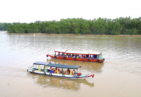 Vàm sông nơi cồn nổi lên là cửa ngõ du lịch, cũng là nơi hoạt động các nghi thức tín ngưỡng của dân chài Cần Thơ - Ảnh: T.TRÌNH Vàm sông nơi cồn nổi lên là cửa ngõ du lịch, cũng là nơi hoạt động các nghi thức tín ngưỡng của dân chài Cần Thơ - Ảnh: T.TRÌNH