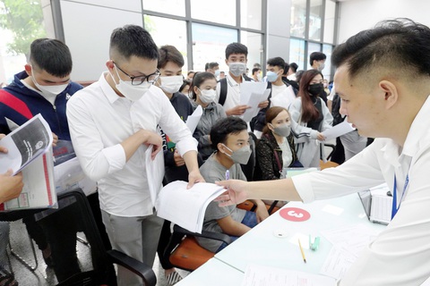 'Có cần học đại học': Thành đạt, dở dang là do lựa chọn - Ảnh 1. Sinh viên nộp hồ sơ nhập học tại Trường ĐH HUTECH TP.HCM năm học 2022-2023 - Ảnh: NHƯ HÙNG