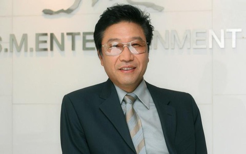 Ông trùm K-pop Lee Soo Man bị tố trốn thuế, muốn buôn cần sa - Ảnh 1. Ông trùm K-pop Lee Soo Man bị tố trốn thuế, muốn buôn cần sa - Ảnh 1.