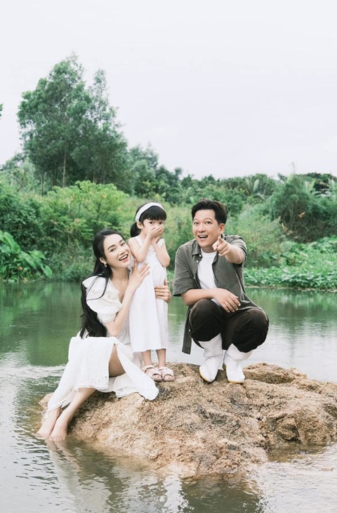 Nhã Phương chưng hửng khi Trường Giang tiết lộ lý do tặng quà đắt tiền - Ảnh 2. Nhã Phương chưng hửng khi Trường Giang tiết lộ lý do tặng quà đắt tiền - Ảnh 2.