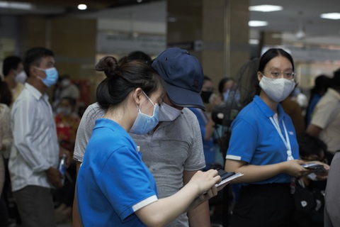 Chuyển đổi số ngành y tế cần bắt đầu từ việc đăng ký khám chữa bệnh - Ảnh 2. Chuyển đổi số ngành y tế cần bắt đầu từ việc đăng ký khám chữa bệnh - Ảnh 2.
