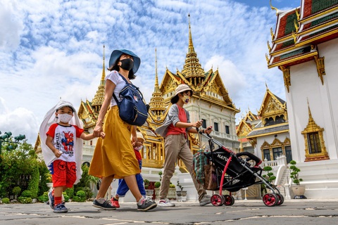 Thái Lan thu phí du lịch 4,3 - 8,7 USD đối với khách quốc tế - Ảnh 1. Khách du lịch tham quan Cung điện Hoàng gia ở Bangkok, Thái Lan.Ảnh tư liệu: afp.com