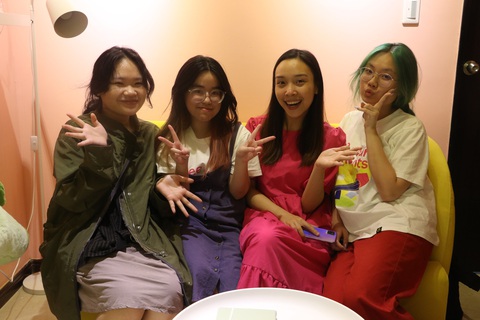 Đào Hải Nhật Tân (thứ hai, từ phải sang) cùng các cộng sự đều thuộc thế hệ Z tại Seesaw - Ảnh: B.MINH Đào Hải Nhật Tân (thứ hai, từ phải sang) cùng các cộng sự đều thuộc thế hệ Z tại Seesaw - Ảnh: B.MINH