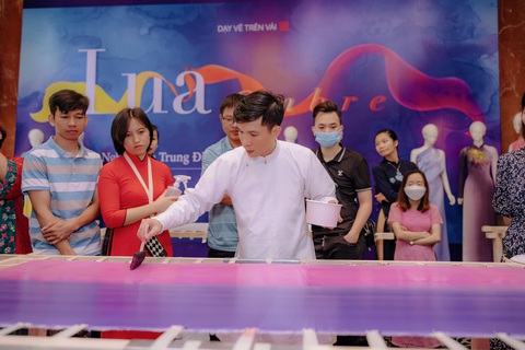 Trung Đinh tạo chất liệu mới bằng kỹ thuật nhuộm ombre - Ảnh 3. Trung Đinh tạo chất liệu mới bằng kỹ thuật nhuộm ombre - Ảnh 3.