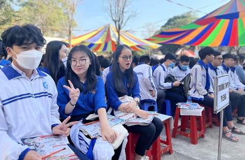 Chương trình tư vấn tuyển sinh - hướng nghiệp 2023: Xem trực tiếp trên tuoitre.vn cuối tuần này - Ảnh 1. Học sinh Gia Lai hào hứng với chương trình tư vấn tuyển sinh - hướng nghiệp diễn ra ở TP Pleiku ngày 12-2 - Ảnh: NH.HUY