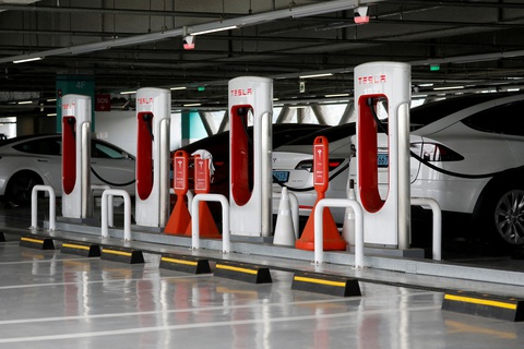 Tesla cho xe hãng khác cùng xài trạm sạc siêu nhanh - Ảnh 1. Tesla cho xe hãng khác cùng xài trạm sạc siêu nhanh - Ảnh 1.
