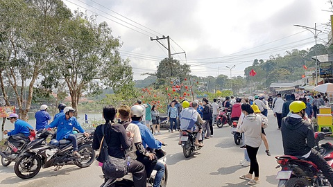 Bát nháo xe ôm ở 'nóc nhà' miền Tây - Ảnh 1. Xe ôm Núi Cấm tống ba, nguy hiểm trên đường lên xuống núi - Ảnh: BỬU ĐẤU