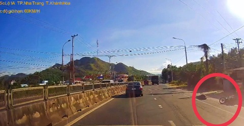 Tạm đình chỉ công tác cán bộ lái xe biển đỏ gây tai nạn ở Nha Trang - Ảnh 1. Tạm đình chỉ công tác cán bộ lái xe biển đỏ gây tai nạn ở Nha Trang - Ảnh 1.