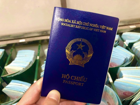 Bắt đầu cấp hộ chiếu gắn chip điện tử từ ngày 1-3 - Ảnh 1. Bắt đầu cấp hộ chiếu gắn chip điện tử từ ngày 1-3 - Ảnh 1.