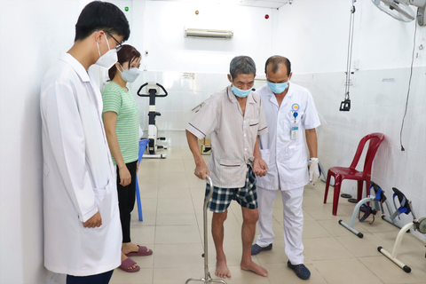 Người khuyết tật cần được BHYT chi trả các dụng cụ trợ giúp - Ảnh 1. Bệnh nhân tập vật lý trị liệu tại Bệnh viện Phục hồi chức năng - Điều trị bệnh nghề nghiệp (TP.HCM) - Ảnh: XUÂN MAI