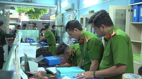 Công an TP.HCM bắt tạm giam giám đốc và nhiều đăng kiểm viên - Ảnh 2. Công an TP.HCM bắt tạm giam giám đốc và nhiều đăng kiểm viên - Ảnh 2.