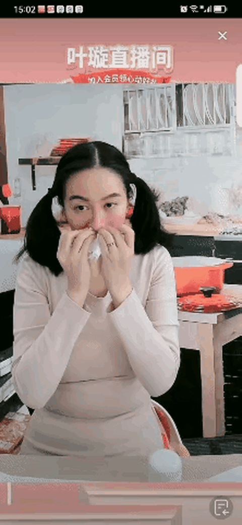 Mỹ nhân TVB Diệp Tuyền lộ thân hình ngấn mỡ, hành động vô duyên gây sốc trên livestream - Ảnh 6. Mỹ nhân TVB Diệp Tuyền lộ thân hình ngấn mỡ, hành động vô duyên gây sốc trên livestream - Ảnh 6.