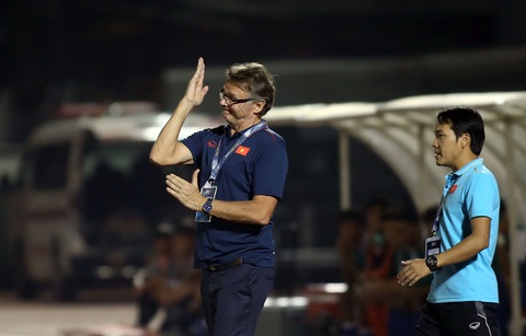 HLV Troussier và kỳ vọng World Cup - Ảnh 1. HLV Troussier từng gây ấn tượng khi đưa tuyển U19 Việt Nam giành vé dự vòng chung kết châu Á 2020 - Ảnh: N.K.