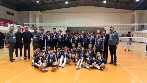 25 học sinh trong đội bóng chuyền nữ đảo Síp thiệt mạng ở Thổ Nhĩ Kỳ - Ảnh 2. 25 học sinh trong đội bóng chuyền nữ đảo Síp thiệt mạng ở Thổ Nhĩ Kỳ - Ảnh 2.