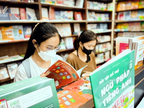 Học sinh tìm mua sách giáo khoa và sách tham khảo tại nhà sách Fahasha Tân Định, quận 1, TP.HCM - Ảnh: THANH HIỆP Học sinh tìm mua sách giáo khoa và sách tham khảo tại nhà sách Fahasha Tân Định, quận 1, TP.HCM - Ảnh: THANH HIỆP