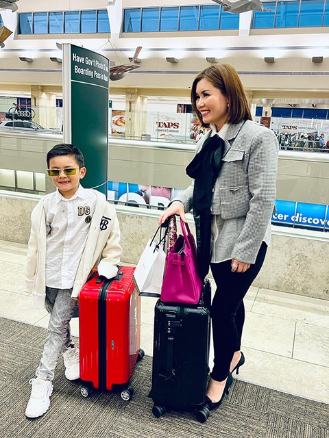 Ảnh vui sao Việt 17-2: Lan Phương hóa thiếu nữ bên hoa huệ - Ảnh 3. Ảnh vui sao Việt 17-2: Lan Phương hóa thiếu nữ bên hoa huệ - Ảnh 3.
