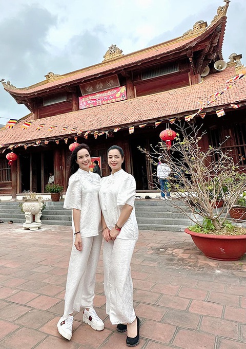 Ảnh vui sao Việt 17-2: Lan Phương hóa thiếu nữ bên hoa huệ - Ảnh 10. Ảnh vui sao Việt 17-2: Lan Phương hóa thiếu nữ bên hoa huệ - Ảnh 10.