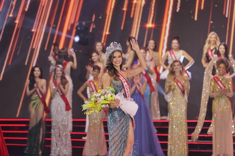Độc lạ Miss Charm 2023: Công bố top 3 bằng màn vẽ tranh kim tuyến tại sân khấu - Ảnh 2. Độc lạ Miss Charm 2023: Công bố top 3 bằng màn vẽ tranh kim tuyến tại sân khấu - Ảnh 2.