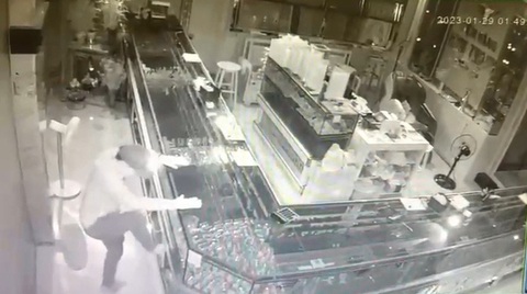 Nghi phạm trộm hơn 100 lượng vàng ở quận 12 đã đột nhập 4 tiệm vàng ở Bình Dương - Ảnh 2. Nghi phạm trộm hơn 100 lượng vàng ở quận 12 đã đột nhập 4 tiệm vàng ở Bình Dương - Ảnh 2.