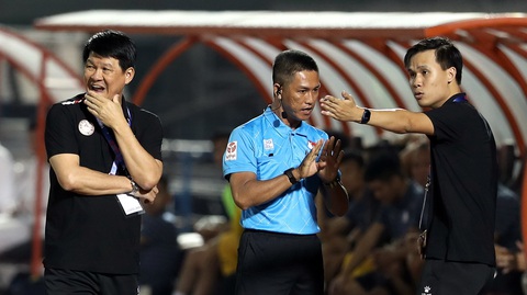 V-League 2023: Buồn cho bóng đá TP.HCM - Ảnh 1. HLV Vũ Tiến Thành đối mặt với nhiều khó khăn - Ảnh: N.K.