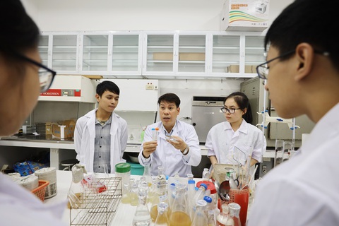 Xếp hạng các trường đại học Việt Nam: Trường "trẻ" thứ hạng cao - Ảnh 1. Giảng viên Nguyễn Quang Huy, chủ nhiệm khoa sinh học Trường ĐH Khoa học tự nhiên (Đại học Quốc gia Hà Nội), hướng dẫn sinh viên trong phòng thí nghiệm - Ảnh: Nguyễn Khánh