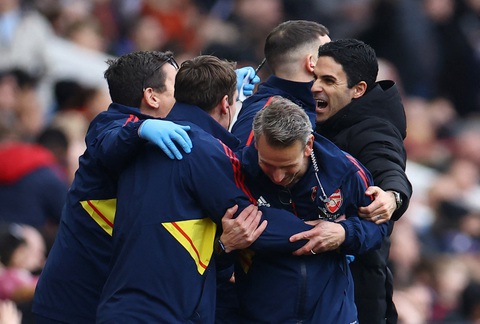 Arsenal giành chiến thắng với 2 bàn ở phút bù giờ - Ảnh 4. Arsenal giành chiến thắng với 2 bàn ở phút bù giờ - Ảnh 4.