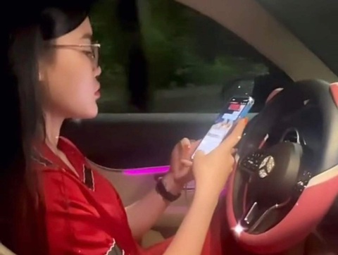 Cô gái buông vô lăng để quay TikTok bị tước bằng 2 tháng - Ảnh 1. Hình ảnh trong đoạn clip nữ tài xế đăng tải lên TikTok - Ảnh: MINH QUANG