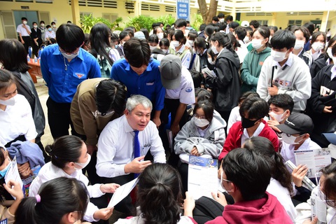 Học sinh băn khoăn học y dược lâu, học phí cao - Ảnh 4. Học sinh băn khoăn học y dược lâu, học phí cao - Ảnh 4.