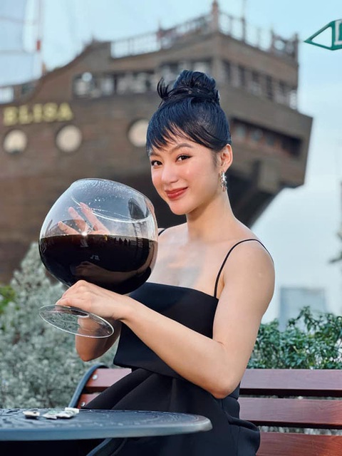 Ảnh vui sao Việt 18-2: Angela Phương Trinh tự tin khoe cơ bắp - Ảnh 1. Ảnh vui sao Việt 18-2: Angela Phương Trinh tự tin khoe cơ bắp - Ảnh 1.