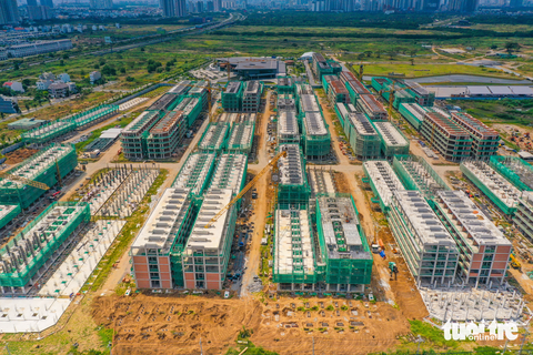 Có lối ra cho bất động sản - Ảnh 1. Cã xã hội được hưởng lợi nếu thị trường bất động sản phát triển lành mạnh. Trong ảnh: dự án đang thi công tại TP Thủ Đức (TP.HCM) - Ảnh: Q.Đ