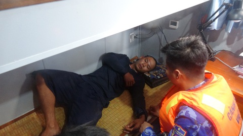 Vùng Cảnh sát biển 4 kịp thời cứu nạn ngư dân bị giập niệu đạo trước, bí tiểu - Ảnh 1. Vùng Cảnh sát biển 4 kịp thời cứu nạn ngư dân bị giập niệu đạo trước, bí tiểu - Ảnh 1.