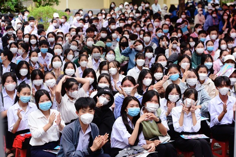 Học sinh băn khoăn học y dược lâu, học phí cao - Ảnh 6. Học sinh băn khoăn học y dược lâu, học phí cao - Ảnh 6.