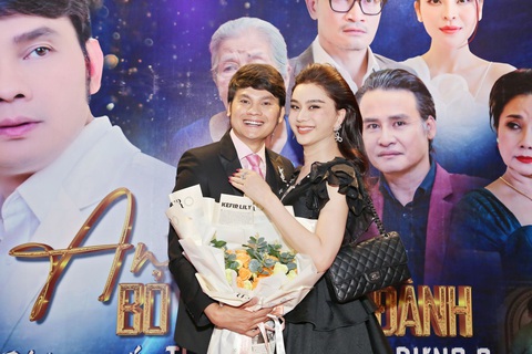 Kim Tử Long, Lâm Vũ, Bình Tinh, Lâm Khánh Chi mừng Kim Tiểu Long ra phim ngắn ca nhạc - Ảnh 7. Kim Tử Long, Lâm Vũ, Bình Tinh, Lâm Khánh Chi mừng Kim Tiểu Long ra phim ngắn ca nhạc - Ảnh 7.