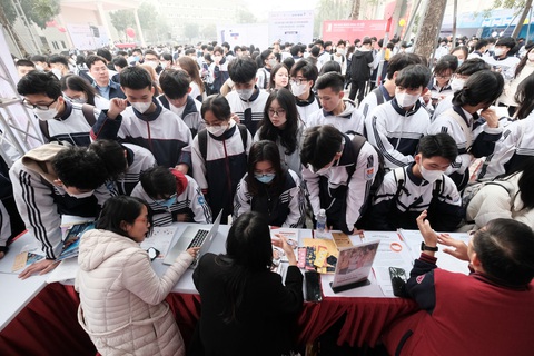 Hàng ngàn học sinh Nghệ An chờ đợi tư vấn tuyển sinh - Ảnh 3. Hàng ngàn học sinh Nghệ An chờ đợi tư vấn tuyển sinh - Ảnh 3.