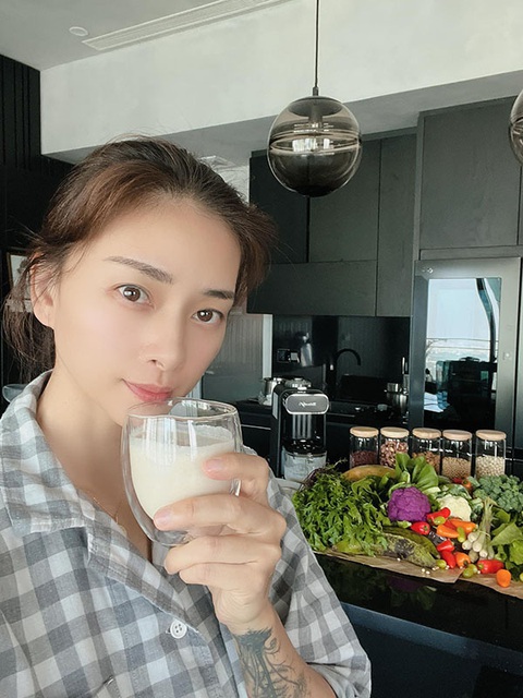 Ảnh vui sao Việt 18-2: Angela Phương Trinh tự tin khoe cơ bắp - Ảnh 2. Ảnh vui sao Việt 18-2: Angela Phương Trinh tự tin khoe cơ bắp - Ảnh 2.