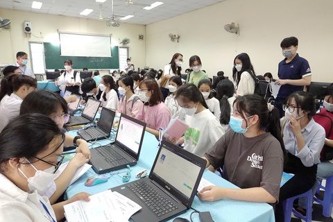 'Có cần học đại học': Đại học chỉ là một phần của sự học - Ảnh 1. Tân sinh viên làm thủ tục nhập học tại Trường đại học Sài Gòn năm học 2022 - 2023 - Ảnh: NHƯ HÙNG