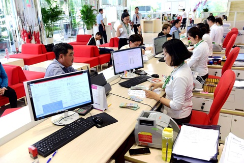 'Ép' người dân mua bảo hiểm: Mặc kêu cứu, cơ quan chức năng để dân tự bơi! - Ảnh 3. Người dân có quyền mua bảo hiểm nhân thọ theo nhu cầu, khả năngtài chính. Trong ảnh: giao dịch tại một ngân hàng - Ảnh: Q.ĐỊNH