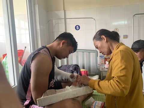 Shipper bị người nhận hàng đánh gãy hai tay - Ảnh 2. Shipper bị người nhận hàng đánh gãy hai tay - Ảnh 2.