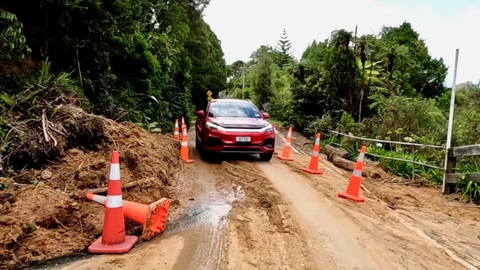 Điện vùng thiên tai tạm thời khôi phục nhờ xe điện - Ảnh 1. Điện vùng thiên tai tạm thời khôi phục nhờ xe điện - Ảnh 1.