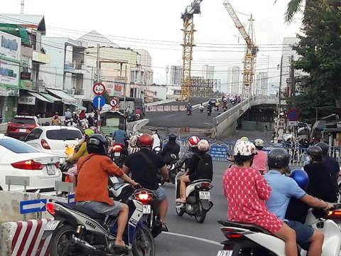 Không thể hoàn thành nút giao thông Ngọc Hội Nha Trang theo yêu cầu của tỉnh - Ảnh 2. Ách tắc ngay đầu nhánh đường lên cầu vượt nút giao thông Ngọc Hội (từ Diên Khánh xuống TP Nha Trang) khi đưa vào lưu thông trong lúc án BT trễ hạn nhiều lần và chưa hoàn thành - Ảnh: PHAN SÔNG NGÂN