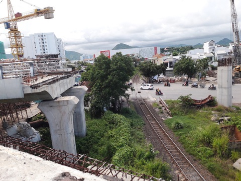 Không thể hoàn thành nút giao thông Ngọc Hội Nha Trang theo yêu cầu của tỉnh - Ảnh 1. Đoạn đường vòng xuyến cầu vượt đường sắt của nút giao thông Ngọc Hội, TP Nha Trang không thể thi công hoàn thành, đưa vào sử dụng trước ngày 30-3-2023 theo yêu cầu của tỉnh Khánh Hòa - Ảnh: PHAN SÔNG NGÂN