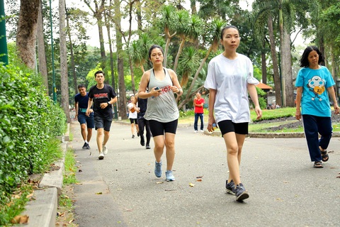 Người dân đi bộ ở công viên Tao Đàn, quận 1, TP.HCM - Ảnh: PHƯƠNG QUYÊN Người dân đi bộ ở công viên Tao Đàn, quận 1, TP.HCM - Ảnh: PHƯƠNG QUYÊN