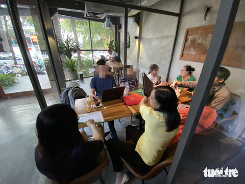 Khách hàng gửi tiết kiệm viết đơn khiếu nại sau khi nhận ra đã mua nhầm bảo hiểm nhân thọ - Ảnh: B.MAI Khách hàng gửi tiết kiệm viết đơn khiếu nại sau khi nhận ra đã mua nhầm bảo hiểm nhân thọ - Ảnh: B.MAI