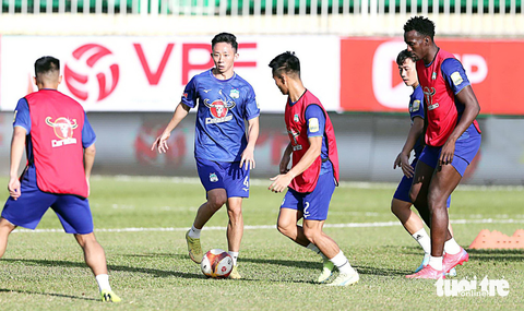 Vòng 4 V-League 2023: Đội Công An Hà Nội, ứng viên vô địch hay "ngựa ô"? - Ảnh 1. Châu Ngọc Quang (thứ 2 từ trái sang) sẽ giúp HAGL giành điểm trước CAHN? - Ảnh: N.K.