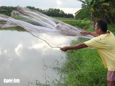 Cồn bãi sông Mekong - Kỳ cuối: Cồn Bần cuối dòng Cổ Chiên - Ảnh 1. Anh Nhuệ với cuộc sống “tự cung tự cấp” trên cồn Bần