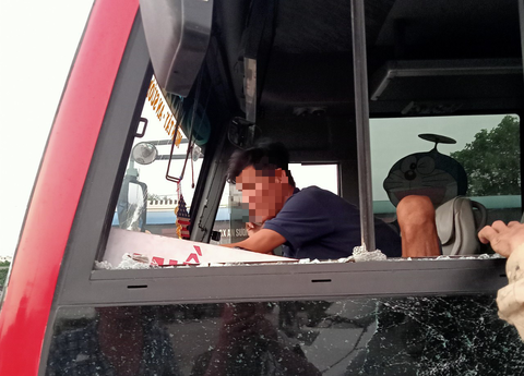 2 thanh niên chặn xe khách đập nát kính, bất chấp nhiều hành khách trên xe - Ảnh 2. 2 thanh niên chặn xe khách đập nát kính, bất chấp nhiều hành khách trên xe - Ảnh 2.