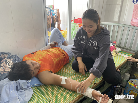 Shipper bị đánh phải mổ cả hai tay vào trưa nay - Ảnh 1. Shipper bị đánh phải mổ cả hai tay vào trưa nay - Ảnh 1.