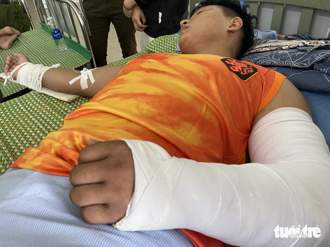 Shipper bị đánh phải mổ cả hai tay vào trưa nay - Ảnh 3. Shipper bị đánh phải mổ cả hai tay vào trưa nay - Ảnh 3.