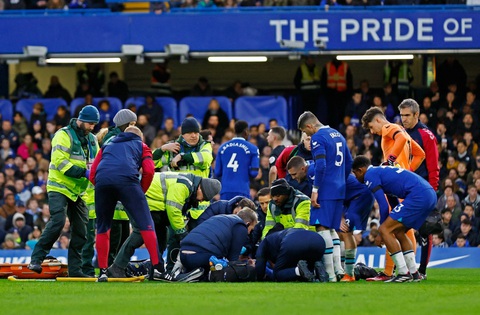 CĐV Chelsea sốc khi Azpilicueta bị đá vào đầu bất tỉnh - Ảnh 2. CĐV Chelsea sốc khi Azpilicueta bị đá vào đầu bất tỉnh - Ảnh 2.